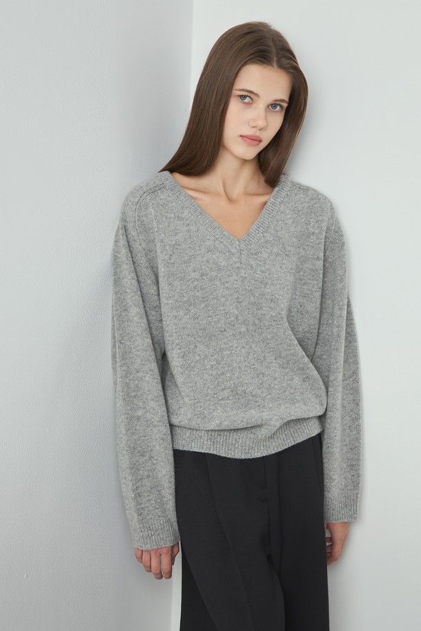 Essential Knit_Gray (에센셜 니트_그레이)는 여성용 상의로, 가을과 겨울에 착용하기 좋은 두꺼운 두께감의 브이넥 긴소매 니트입니다. 부드러운 촉감의 울과 아크릴 혼방 소재로 제작되어 편안한 착용감을 선사하며, 레귤러핏으로 베이직하고 미니멀한 스타일을 연출합니다. 출근룩과 모임룩, 그리고 클래식, 미니멀, 캐주얼 등 다양한 스타일과 TPO에 활용하기 좋은 데일리 웨어입니다. 톤 다운된 그레이 컬러와 무지 디자인으로 어떤 하의에도 쉽게 매치할 수 있습니다.
