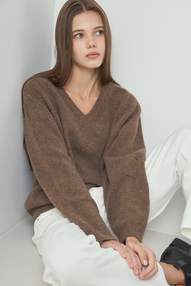 **Essential Knit_Brown (에센셜 니트_브라운)**은 여성 의류로, 가을과 겨울에 어울리는 브라운 컬러의 브이넥 크롭 니트 스웨터입니다. 울과 아크릴 혼방 소재로 제작되어 부드러운 촉감을 선사하며, 두꺼운 두께감으로 따뜻하게 착용할 수 있습니다. 베이직하고 미니멀한 스타일로, 데이트룩과 같은 TPO에 잘 어울립니다. 루즈핏의 긴소매 디자인으로 편안하면서도 세련된 느낌을 연출합니다. 무지 패턴으로 다양한 하의와 매치하기 용이하며, 미니멀, 클래식 스타일을 선호하는 분들께 추천합니다.
