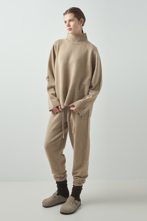 "Lu(루) 니트 조거 팬츠_카멜"은 부드러운 니트 소재로 제작되어 편안한 착용감을 선사합니다. 가을, 겨울 시즌에 어울리는 두꺼운 두께감으로 따뜻하게 입을 수 있으며, 릴랙스 핏과 조거 스타일로 캐주얼하고 베이직한 분위기를 연출합니다. 허리 밴딩 디테일로 활동성을 더했으며, 집콕룩이나 산책룩 등 다양한 TPO에 활용 가능합니다. 미니멀한 스타일을 즐기는 여성분들께 추천하는 아이템입니다. 무지 패턴의 카멜 컬러로 어떤 상의와도 쉽게 매치할 수 있습니다.
