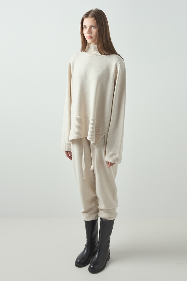 "루-니트 조거 팬츠_오트"는 여성들을 위한 미니멀하고 베이직한 스타일의 조거 팬츠입니다. 부드러운 니트 소재로 제작되어 가을과 겨울에 따뜻하게 착용할 수 있으며, 일상복으로 편안하게 즐길 수 있습니다. 허리 밴딩과 발목 시보리로 활동성을 높였으며, 루즈핏에 긴 기장으로 편안한 착용감을 선사합니다. 오트밀 컬러와 베이지 컬러로 출시되어 다양한 상의와 매치하기 용이하며 집콕룩, 산책룩 등TPO에 적합한 아이템입니다.
