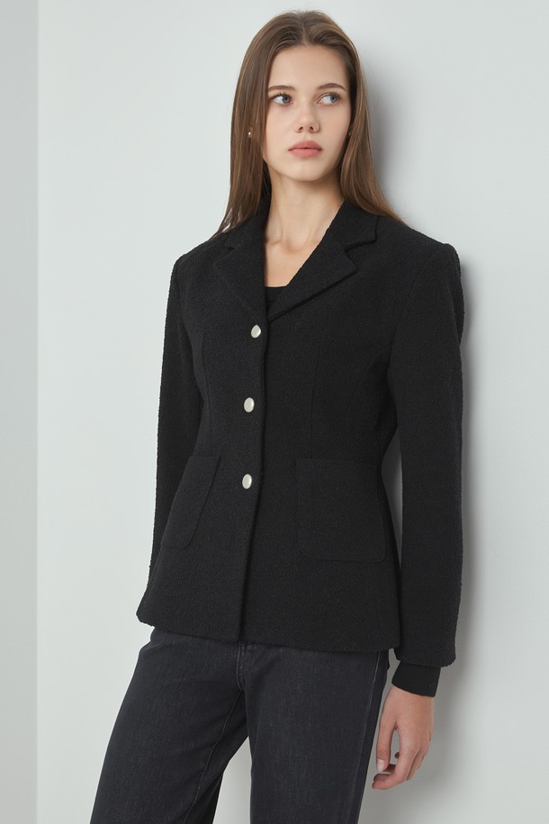 Poin 트위드 재킷_블랙은 여성스러운 무드를 연출하는 클래식하고 엘레강스한 스타일의 트위드 재킷입니다. 울 소재로 제작되어 두꺼운 두께감을 자랑하며, 뻣뻣한 촉감이 특징입니다. 레귤러 핏에 싱글 버튼 여밈 방식으로 간결함을 더했으며, 봄, 가을 시즌에 착용하기 좋습니다. 긴 소매 기장과 포켓 디테일이 돋보이는 테일러드 코트 타입으로 오피스룩, 모임룩, 하객룩 등 다양한 TPO에 활용할 수 있습니다. 미니멀하면서도 시크한 스타일을 연출하고 싶을 때 적합한 아이템입니다.
