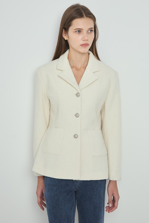 포인 트위드 재킷_아이보리, 여성스러운 매력을 더하는 클래식하고 미니멀한 디자인의 자켓입니다. 부드러운 촉감의 트위드 소재로 제작되어 봄, 가을 시즌에 적합하며, 중간 두께감으로 간절기에도 따뜻하게 착용할 수 있습니다. 크롭 기장에 레귤러핏으로 제작되어 다리가 길어 보이는 효과를 주며, 테일러드 코트 타입에 버튼 여밈 방식과 포켓 디테일이 더해져 실용성을 높였습니다. 오피스룩, 모임룩, 데이트룩 등 다양한 TPO에 시크하게 연출할 수 있습니다.
