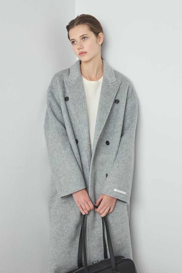 세련된 무드를 연출하는 투웨이 핸드메이드 코트_그레이입니다. 부드러운 촉감의 울 소재와 두꺼운 두께감으로 가을, 겨울 시즌 따뜻하게 착용할 수 있습니다. 미니멀하고 베이직한 디자인에 오버핏으로 제작되어 편안하면서도 시크한 스타일을 완성합니다. 더블 버튼 여밈 방식과 롱 기장, 긴 소매, 카라 디테일이 돋보이며, 출근룩, 오피스룩, 모임룩 등 다양한 TPO에 활용 가능합니다.
