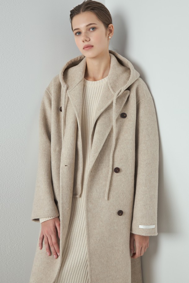 베이직한 디자인으로 데일리 하게 즐기기 좋은 투웨이 핸드메이드 코트입니다. 부드러운 촉감의 울 소재로 제작되어 가을, 겨울 시즌 따뜻하게 착용할 수 있습니다. 미니멀하고 클래식한 무드로 출근룩, 오피스룩, 모임룩 등 다양한 TPO에 활용 가능합니다. 롱 기장에 레귤러 핏으로 제작되었으며, 후드 디자인과 버튼 여밈으로 실용성을 더했습니다. 오트 베이지 컬러의 무지 디자인으로 어떤 옷에도 쉽게 매치할 수 있습니다.
