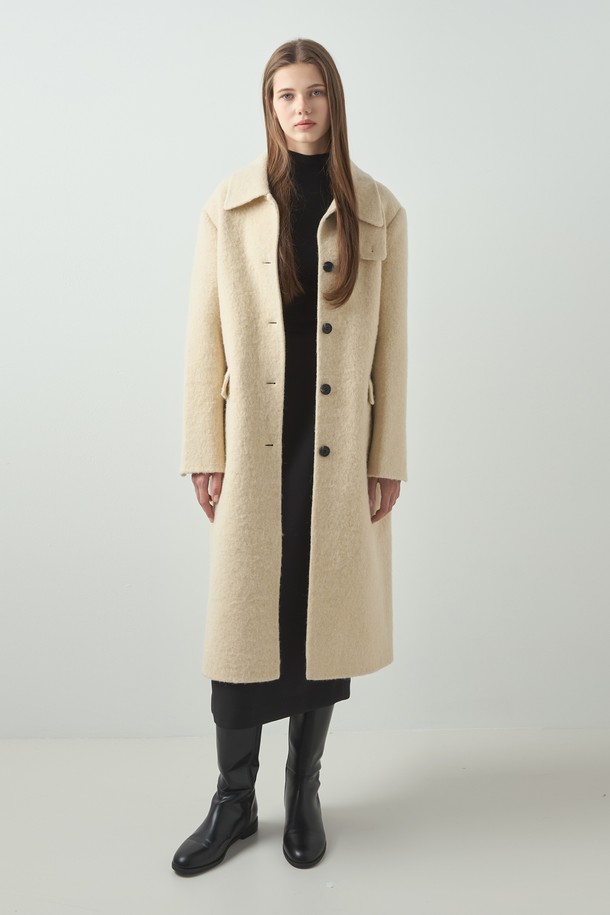 알파카 싱글 핸드메이드 코트_버터 베이지는 부드러운 촉감의 울 소재로 제작되어 가을과 겨울, 당신의 일상에 따뜻함을 더해줄 코트입니다. 하이넥 디자인과 롱 기장, 오버핏으로 미니멀하고 클래식한 무드를 연출하며, 싱글 버튼 여밈 방식으로 간결함을 더했습니다. 베이직한 버터 베이지 컬러는 어떤 룩에도 자연스럽게 어울리며, 포켓 디테일이 실용성을 높여줍니다. 오피스룩, 출근룩, 모임룩 등 다양한 TPO에 활용 가능하며, 클래식, 미니멀, 시크한 스타일을 완성할 수 있습니다.
