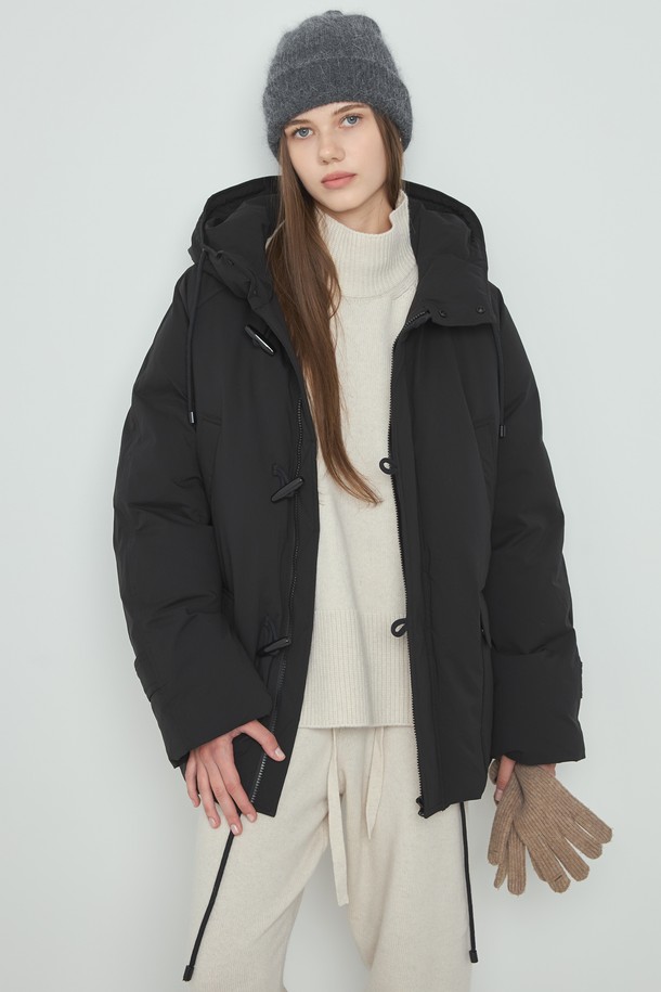 Goose 더블 패딩_블랙은 여성 겨울철 일상룩을 위한 패딩입니다. 미니멀하고 캐주얼한 스타일로, 무지 디자인에 오버핏 크롭 기장으로 제작되었습니다. 부드러운 촉감의 나일론 소재와 두꺼운 두께로 보온성을 높였으며, 후드, 덕다운, 포켓 등의 특징을 갖추고 있습니다. 집업 여밈 방식에 긴 소매로 편안하게 착용할 수 있으며, 안감은 패딩 처리되었습니다.
