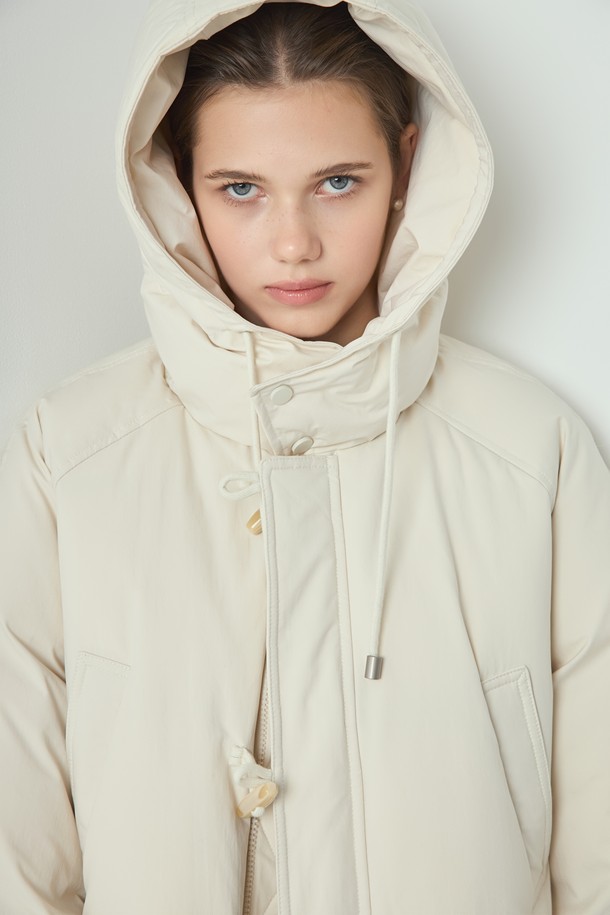 아이보리 컬러의 Goose 더블 패딩입니다. 캐주얼, 미니멀, 클래식 스타일을 아우르는 디자인으로, 겨울철 일상에서 따뜻하게 착용할 수 있습니다. 700FP 구스다운 충전재와 두꺼운 두께감으로 보온성을 높였으며, 부드러운 촉감이 특징입니다. 래글런 슬리브와 허리 스트링 조절, 토글 여밈 방식이 적용되어 편안한 착용감을 제공합니다. 레귤러핏의 긴소매 디자인으로 다양한 스타일 연출이 가능합니다.
