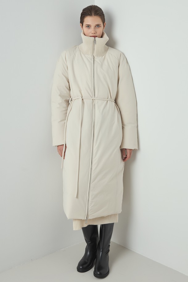 아이보리 컬러의 Knit Long 패딩은 여성 의류로, 겨울철 일상과 출근룩에 적합한 롱패딩입니다. 미니멀하고 베이직한 스타일을 추구하며, 부드러운 촉감의 폴리에스테르, 울, 나일론 혼방 소재로 제작되었습니다. 하이넥 디자인과 니트 배색 디테일, 벨트 디테일이 돋보이며, 700FP 구스다운 충전재와 안감으로 따뜻함을 더했습니다. 긴소매, 집업 여밈 방식, 레귤러핏으로 편안하게 착용 가능합니다.
