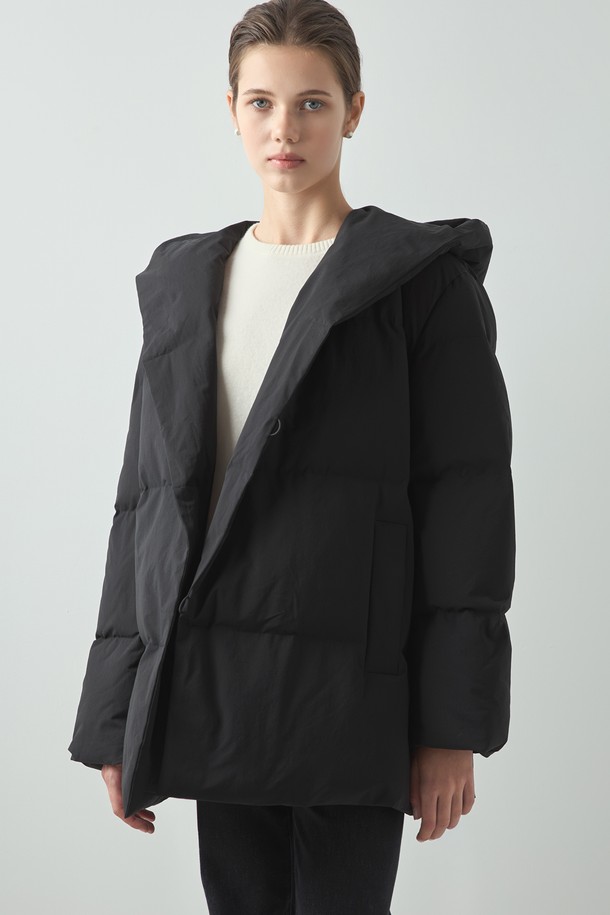 Cloud 패딩_블랙은 겨울철 여성의 우아함과 따뜻함을 책임지는 롱 기장의 오버핏 패딩 점퍼입니다. 부드러운 촉감의 폴리에스테르 소재로 제작되었으며, 두꺼운 두께감과 퀼팅 안감으로 뛰어난 보온성을 제공합니다. 미니멀하고 베이직한 디자인으로 출근룩이나 모임룩 등 다양한 TPO에 활용 가능하며, 벨트 디테일과 후드가 더해져 스타일리시함을 더합니다. 긴 소매, 무지 패턴, 블랙 컬러로 어떤 스타일에도 쉽게 매치할 수 있으며, 클래식, 캐주얼 무드를 연출하기 좋습니다.
