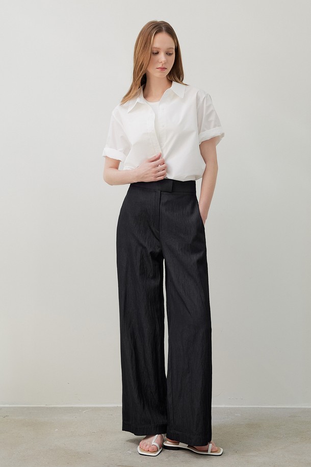 Feminine Shirt_아이보리 셔츠는 모던하고 세련된 실루엣을 자랑하는 여성 셔츠/블라우스입니다. 아이보리 및 버터베이지 컬러로 출시되어 부드럽고 우아한 분위기를 연출하며, 봄, 여름 계절에 데이트룩, 카페룩, 출근룩 등 다양한 TPO에 활용하기 좋습니다. 루즈핏과 라운드넥 디자인으로 편안한 착용감을 제공하며, 클래식하고 미니멀한 스타일을 선호하는 분들께 적합합니다. 폴리에스터와 면 혼방 소재로 제작되어 부드러운 촉감을 선사하며, 무지 패턴의 반소매 디자인으로 어떤 하의와도 쉽게 매치할 수 있습니다.
