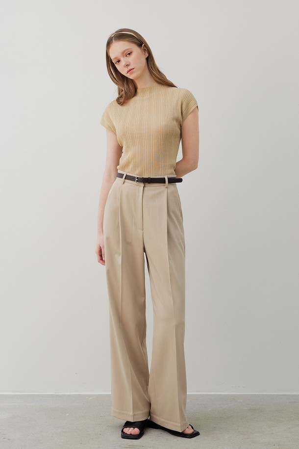 린넨 니트_베이지는 여성스러운 무드를 연출하는 베이직 스타일의 반소매 하이넥 니트입니다. 부드러운 촉감의 린넨, 아크릴, 레이온 혼방 소재로 제작되어 여름에도 시원하게 착용할 수 있습니다. 얇은 두께감과 통기성이 우수하여 일상생활은 물론, 데이트룩과 카페룩과 같은 TPO에도 적합합니다. 레귤러핏으로 편안하게 착용 가능하며, 미니멀, 클래식, 캐주얼 등 다양한 스타일을 소화할 수 있습니다. 베이지, 아이보리, 블랙 세 가지 컬러로 제공되어, 어떤 하의에도 잘 어울립니다.
