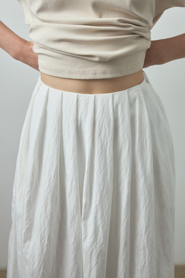 Lea 스커트_아이보리는 여름철 가볍게 즐기기 좋은 여성용 플레어 스커트입니다. 아이보리 및 베이지 컬러로 미니멀한 무드를 연출하며, 레이온과 나일론 혼방의 얇고 부드러운 소재로 제작되어 편안한 착용감을 선사합니다. 뒷면 밴딩 처리와 루즈핏으로 활동성을 높였으며, 통기성이 뛰어나 시원하게 입을 수 있습니다. 데일리룩은 물론 카페룩, 여행룩 등 다양한 TPO에 활용 가능하며, 미니멀, 클래식, 캐주얼 스타일을 모두 소화할 수 있습니다.
