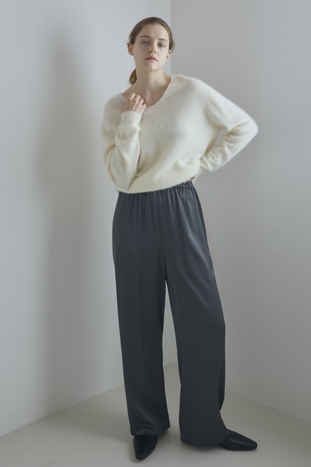 **실키 팬츠_다크 그레이**는 부드러운 촉감의 폴리에스테르 소재로 제작되어 편안한 착용감을 선사합니다. 얇은 두께감에 루즈핏 와이드 디자인으로, 봄, 여름, 가을 계절에 시원하고 스타일리시하게 연출할 수 있습니다. 다크 그레이 컬러의 무지 디자인으로 미니멀하고 베이직한 스타일을 연출하며, 니트웨어와 매치하기 좋습니다. 허리 밴딩으로 편안함을 더했으며, 데이트룩, 카페룩 등 다양한 TPO에 활용 가능합니다. 미니멀, 클래식, 캐주얼 스타일을 즐겨 입는 여성분들에게 추천합니다.
