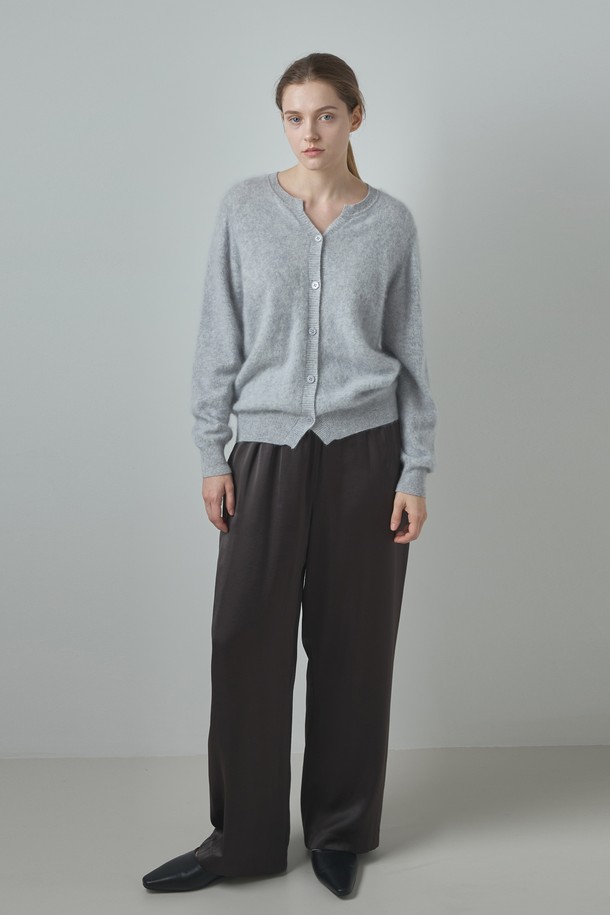 부드러운 촉감이 돋보이는 실키 와이드 팬츠_브라운입니다. 봄, 가을에 어울리는 얇은 두께감으로, 루즈핏 실루엣이 편안하면서도 우아한 무드를 연출합니다. 베이직한 디자인에 브라운, 아이보리, 다크그레이 세 가지 색상으로 출시되어 어떤 상의와도 손쉽게 매치 가능합니다. 허리 밴딩 처리로 편안한 착용감을 선사하며, 데이트룩, 카페룩, 모임룩 등 다양한 TPO에 활용할 수 있습니다. 미니멀, 시크, 클래식 스타일을 즐겨 입는 여성분들께 추천합니다.
