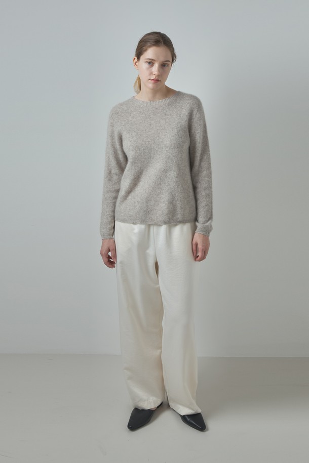 실키 팬츠_아이보리는 부드러운 촉감과 우아한 스타일을 연출하는 여성용 실키 와이드 팬츠입니다. 봄, 여름, 가을에 착용하기 좋으며, 베이직하면서도 세련된 무드를 자아냅니다. 아이보리, 브라운, 다크 그레이 세 가지 색상으로 출시되었으며, 얇은 두께감과 루즈핏으로 편안한 착용감을 선사합니다. 밴딩 처리된 허리 부분과 실키한 텍스처가 특징이며, 데이트룩, 카페룩, 모임룩 등 다양한 TPO에 활용 가능합니다. 니트웨어와 함께 매치하여 클래식하고 미니멀한 스타일을 연출하거나, 캐주얼한 상의와 함께 편안하게 스타일링할 수 있습니다.
