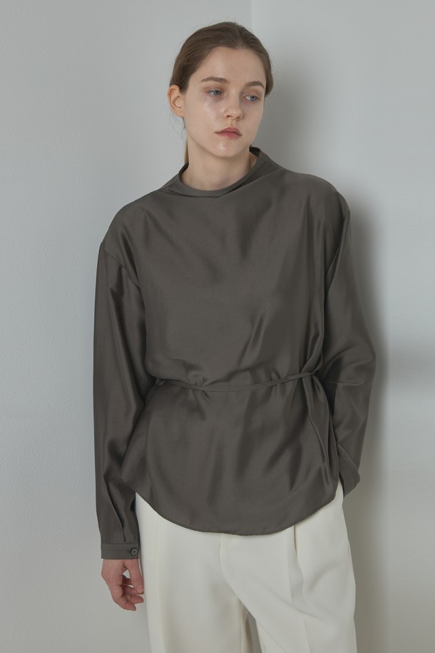 Lea 블라우스_카키 브라운은 모던하고 미니멀한 스타일을 추구하는 여성들을 위한 상의 블라우스입니다. 부드러운 모달과 폴리에스테르 혼방 소재로 제작되어 봄, 가을에 착용하기 좋으며, 얇은 두께감으로 편안한 착용감을 선사합니다. 하프넥 디자인과 허리 스트랩 디테일이 특징이며, 투웨이 스타일링이 가능하여 다양한 연출을 즐길 수 있습니다. 드레이프 네크라인과 은은한 광택감이 고급스러운 분위기를 더하며, 데이트룩, 오피스룩, 모임룩 등 다양한 TPO에 활용 가능합니다. 차분한 카키 브라운, 아이보리, 다크 그레이 컬러로 출시되어 클래식, 미니멀, 시크한 스타일을 연출하기에 좋습니다.
