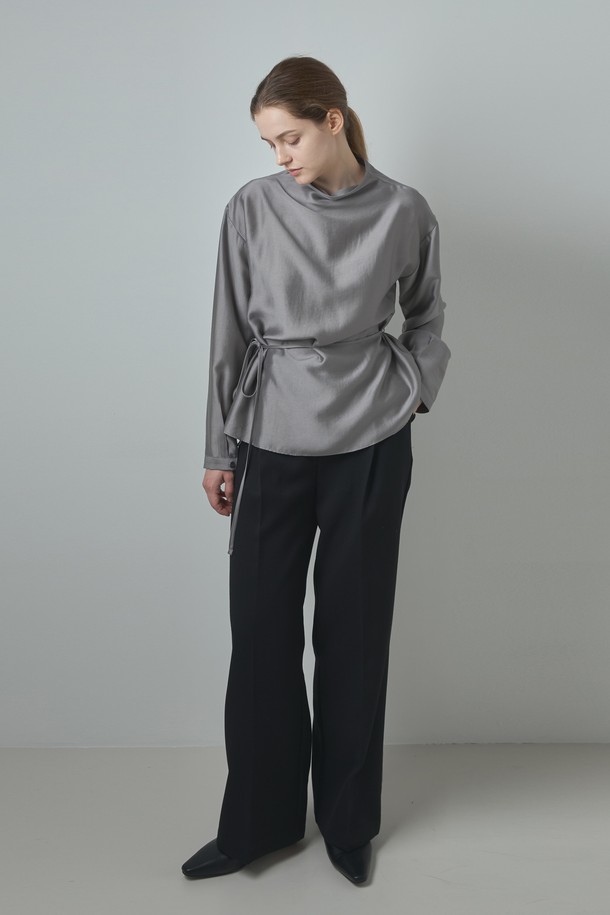 Lea Blouse_그레이는 모던하고 미니멀한 스타일을 추구하는 여성들을 위한 블라우스입니다. 부드러운 모달과 폴리에스테르 혼방 소재로 제작되어 봄, 가을 시즌에 적합하며, 얇은 두께감으로 편안한 착용감을 선사합니다. 차분한 다크그레이, 아이보리, 카키브라운 컬러로 출시되어 다양한 룩에 매치하기 용이하며, 허리 스트랩 디테일과 드레이프 네크라인, 은은한 광택감이 특징입니다. 루즈핏과 긴소매, 하프넥 디자인으로 세련된 분위기를 연출하며, 데이트룩, 카페룩, 출근룩 등 TPO에 맞춰 투웨이 스타일링이 가능합니다. 미니멀, 클래식, 시크한 스타일을 즐기는 분들께 추천합니다.
