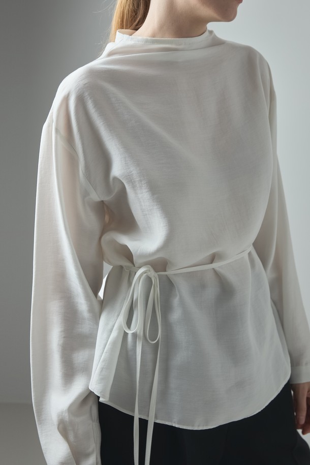 Lea 블라우스_아이보리는 부드러운 모달과 폴리에스터 혼방 소재로 제작되어 은은한 광택감과 고급스러운 분위기를 자아냅니다. 반소매 기장에 레귤러핏으로 편안하게 착용 가능하며, 허리 스트랩 디테일로 다양한 스타일 연출이 가능합니다. 드레이프 네크라인과 하프넥 디자인이 우아함을 더하며, 미니멀하고 클래식한 스타일을 선호하는 여성분들께 데이트룩, 모임룩으로 추천합니다. 아이보리, 다크그레이, 카키브라운 세 가지 컬러로 출시되어, 취향에 맞게 선택하여 봄, 여름, 가을 시즌에 활용할 수 있습니다. 투웨이 스타일링이 가능하여, 실용성까지 갖춘 블라우스입니다.
