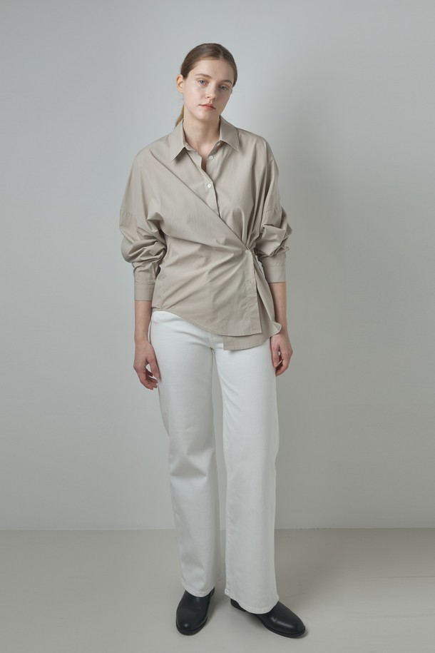 베이지와 아이보리 컬러로 구성된 'Low 셔츠'는 여성스러운 매력을 더하는 셔츠/블라우스입니다. 봄, 여름, 가을 계절에 어울리는 면 소재의 부드러운 촉감이 특징이며, 루즈핏과 오버핏으로 편안한 착용감을 선사합니다. 차이나칼라와 반소매 디자인, 무지 패턴, 사이드 버튼 디테일이 클래식하면서도 미니멀한 스타일을 연출합니다. 데이트룩이나 카페룩 등 다양한 TPO에 활용 가능하며, 투웨이 스타일링으로 폭넓은 스타일을 즐길 수 있습니다.
