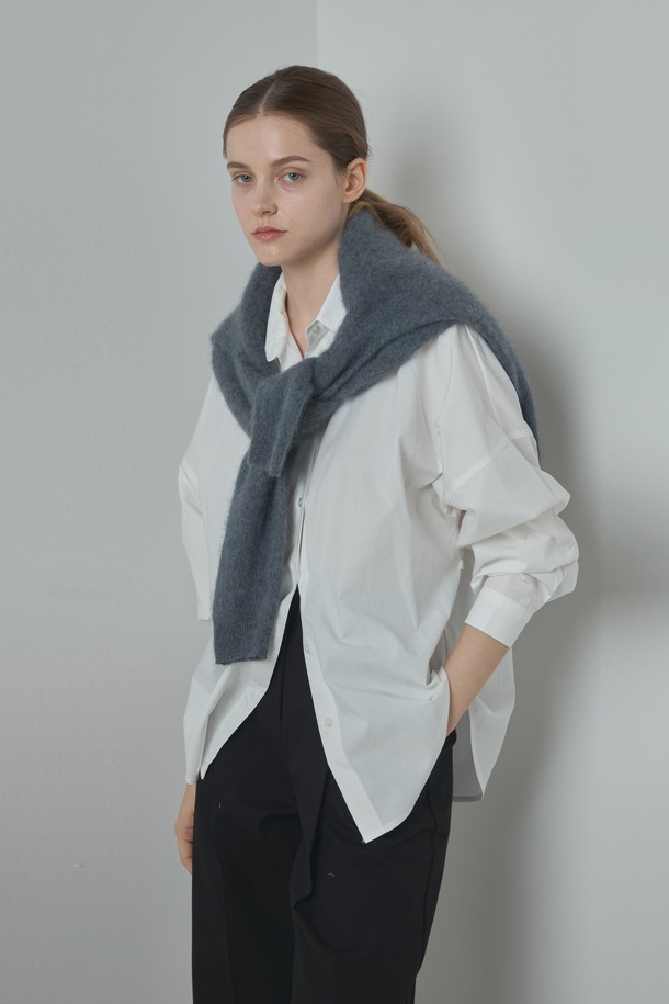 로우 셔츠_아이보리(Low Shirt_Ivory)는 부드러운 면 소재로 제작되어 편안한 착용감을 선사하는 여성 셔츠입니다. 차이나 칼라 디자인과 긴 소매, 루즈핏 또는 오버핏으로 출시되어 클래식하면서도 미니멀한 무드를 연출합니다. 얇은 두께감으로 봄, 여름, 가을 시즌에 활용하기 좋으며, 사이드 버튼 여밈 방식과 투웨이 스타일링이 가능한 것이 특징입니다. 데이트룩, 카페룩 등 다양한 TPO에 맞춰 스타일리시하게 연출할 수 있습니다. 아이보리 및 베이지 컬러로 출시되어 어떤 룩에도 자연스럽게 매치됩니다.
