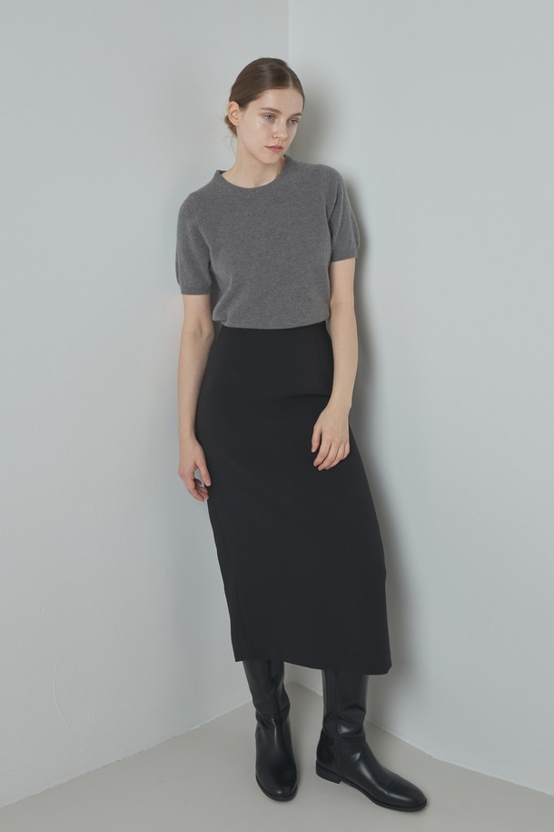 소프트 라운드 니트_그레이는 부드러운 촉감의 울 소재와 캐시미어 혼방으로 제작되어 편안한 착용감을 선사합니다. 라운드넥과 레귤러핏으로 디자인되어 베이직하면서도 미니멀한 스타일을 연출하며, 봄, 가을, 겨울에 활용하기 좋습니다. 얇은 두께로 이너 또는 단독으로 착용 가능하며, 데이트룩, 카페룩 등 다양한 TPO에 잘 어울립니다. 반소매 기장으로 레이어드하여 스타일리시하게 연출할 수 있습니다. 무지 패턴의 그레이 컬러는 어떤 옷에도 쉽게 매치되어 활용도가 높습니다.
