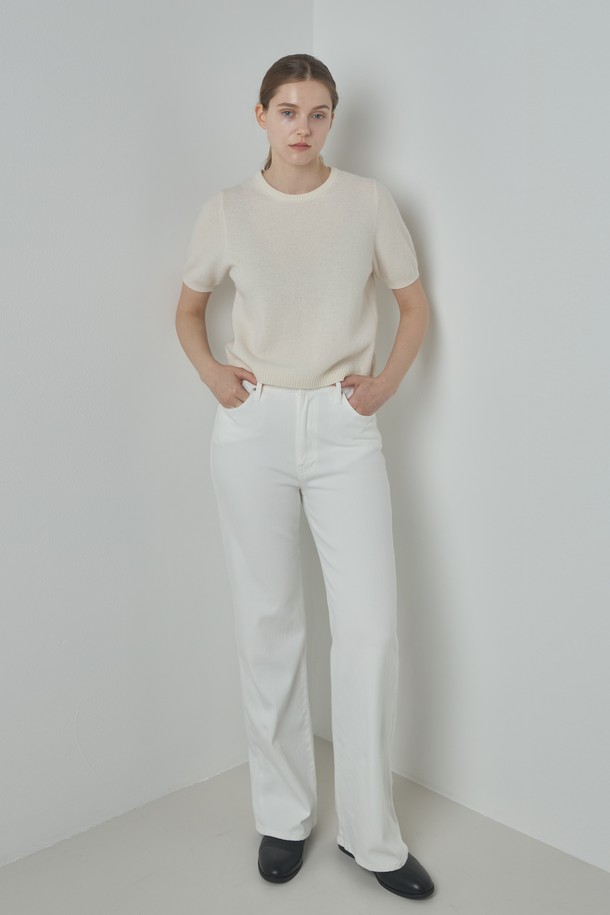 아이보리 컬러의 Soft Round Knit(소프트 라운드 니트)는 부드러운 촉감의 캐시미어 혼방 소재로 제작되어 포근함을 선사합니다. 넉넉한 두께감과 긴 소매 기장으로 가을, 겨울철 따뜻하게 착용 가능하며, 데일리룩, 집콕룩, 데이트룩 등 다양한 TPO에 활용하기 좋습니다. 베이직하고 미니멀한 디자인으로 어떤 스타일에도 자연스럽게 어울리며, 단독 또는 이너로 레이어드하여 활용할 수 있습니다. 라운드넥과 레귤러핏으로 편안한 착용감을 제공하며, 무지 디자인으로 심플함을 더했습니다.
