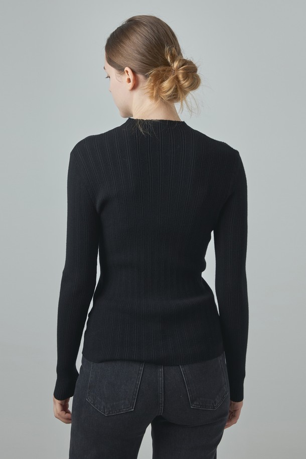 세련된 반 하이넥 디자인의 Half neck Knit_Black(하프 넥 니트_블랙)입니다. 슬림핏으로 여성스러운 실루엣을 연출하며, 부드러운 촉감의 VISCOSE(비스코스)와 POLY(폴리) 혼방 소재로 제작되었습니다. 블랙과 아이보리 두 가지 색상으로 출시되어, 다양한 스타일링에 활용하기 좋습니다. 골지 패턴과 긴 소매 디자인이 특징이며, 데이트룩, 카페룩, 겨울 데일리룩 등 폭넓은 TPO에 어울립니다. 클래식, 미니멀, 캐주얼 스타일을 즐겨 입는 분들께 추천합니다.
