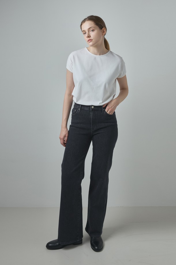 Cigarette 프리미엄 데님_블랙은 여성용 데님 팬츠입니다. 블랙과 인디고 두 가지 컬러로 출시되었으며, 사계절 내내 착용 가능한 긴 기장의 부츠컷 데님 팬츠입니다. 면, 폴리에스터, 라이크라 혼방 소재로 제작되어 부드러운 촉감과 우수한 신축성을 자랑하며, T400 폴리에스터 소재를 사용하여 내구성을 높였습니다. 베이직하고 캐주얼한 스타일로, 일상에서 편안하게 착용할 수 있는 레귤러핏 데님입니다.
