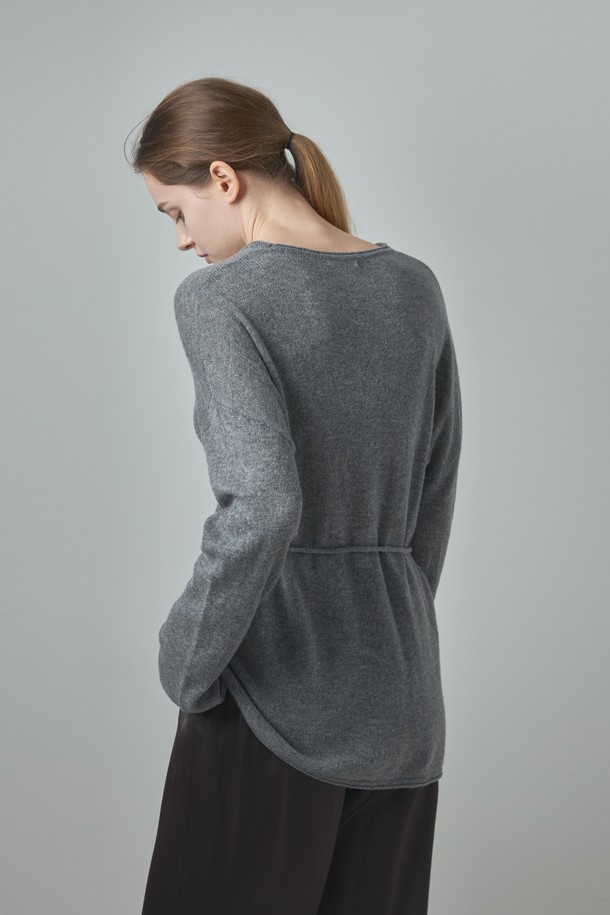 부드러운 캐시미어 소재의 "벨티드 라운드 캐시미어 니트_그레이"입니다. 미니멀하고 베이직한 스타일로, 가을과 겨울에 따뜻하게 착용하기 좋습니다. 라운드넥 디자인에 레귤러 핏으로 제작되었으며, 허리 부분의 벨트 디테일이 포인트입니다. 두께감 있는 소재로 포근함을 더하며, 긴 소매 기장으로 팔 전체를 감싸줍니다. 일상복으로 활용하기 좋은 그레이 컬러의 니트입니다.
