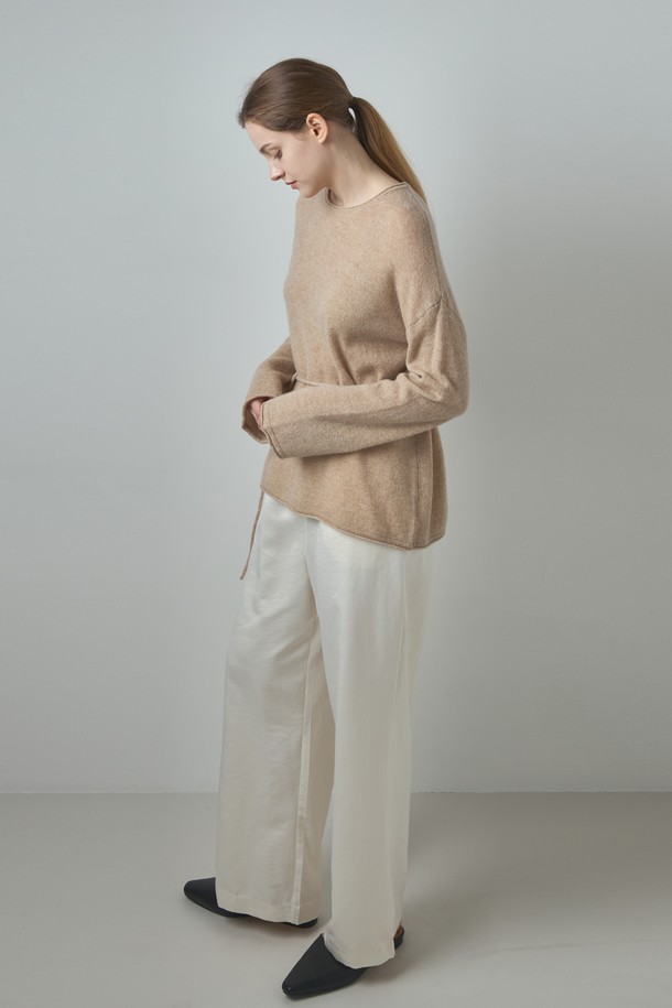 베이지 색상의 Belted Round Cashmere Knit (벨티드 라운드 캐시미어 니트)는 여성용 니트/스웨터입니다. 부드러운 캐시미어 소재로 제작되어 가을과 겨울에 따뜻하게 착용할 수 있으며, 두꺼운 두께감으로 포근함을 더합니다. 라운드넥과 긴 소매, 레귤러핏 디자인으로 미니멀하고 베이직한 스타일을 연출하며, 벨트 디테일이 포인트입니다. 출근룩과 모임룩에 활용하기 좋은 아이템입니다.

