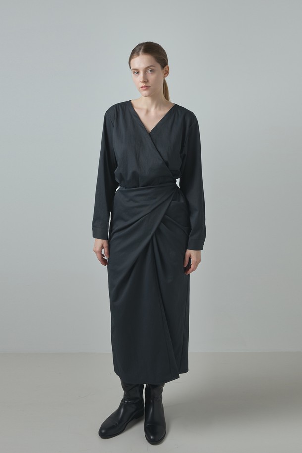 Mood Wrap Ops_Dark Gray (무드 랩 옵스_다크 그레이)는 여성스러운 분위기를 연출하는 랩 원피스입니다. 다크 그레이와 베이지 컬러로 출시되어 있으며, 봄, 가을 계절에 어울립니다. 모던한 스타일로, 브이넥 디자인과 긴 소매가 특징입니다. 폴리에스테르와 나일론 혼방 소재로 제작되어 편안한 착용감을 선사하며, 프리사이즈로 다양한 체형에 잘 맞습니다. 데이트룩, 모임룩, 카페룩 등 다채로운 TPO에 클래식, 미니멀, 시크한 스타일로 활용 가능합니다.
