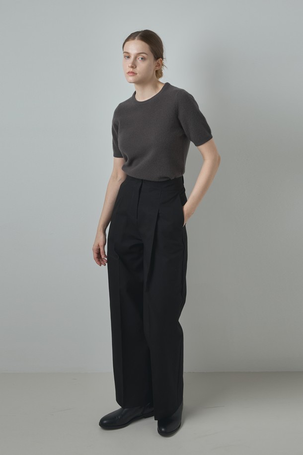 Burken Pants_Black (버켄 팬츠_블랙)는 미니멀하고 베이직한 스타일의 여성 코튼 와이드 팬츠입니다. 부드러운 면 소재로 제작되어 편안한 착용감을 선사하며, 릴랙스 실루엣과 투턱 디테일이 특징입니다. 봄, 여름, 가을 시즌에 활용하기 좋으며, 데이트룩이나 카페룩 등 다양한 TPO에 매치하기 좋습니다. 매트 피니시 마감으로 은은한 분위기를 더하며, 스트레이트 핏으로 깔끔하게 떨어지는 실루엣을 연출합니다. 블랙과 베이지 두 가지 색상으로 출시되어, 폭넓은 스타일 연출이 가능합니다.
