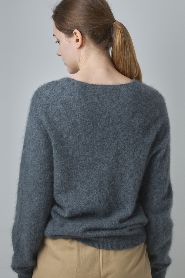 **V 캐시미어 니트_그레이**는 부드러운 촉감과 고급스러운 분위기를 선사하는 여성용 브이넥 니트입니다. 가을, 겨울 시즌에 어울리는 두꺼운 두께감으로 뛰어난 보온성을 자랑하며, 일상 및 출근룩, 모임룩 등 다양한 TPO에 활용할 수 있습니다. 미니멀하고 베이직한 디자인은 클래식한 스타일을 선호하는 분들께 적합하며, 루즈핏으로 편안한 착용감을 제공합니다. 고급 캐시미어 소재 특유의 우아함이 돋보이는 무지 스타일의 긴소매 니트입니다.
