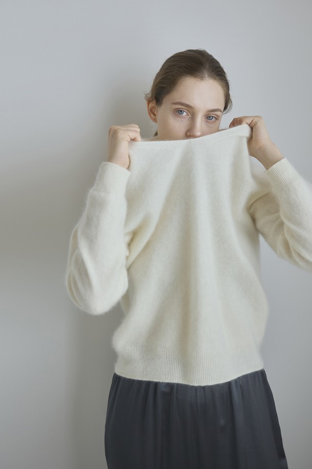 아이보리 컬러의 V 캐시미어 니트입니다. 부드러운 촉감의 캐시미어 소재로 제작되어 가을, 겨울 시즌에 따뜻하게 착용할 수 있습니다. 미니멀하고 베이직한 스타일로, 출근룩이나 모임룩 등 다양한 TPO에 활용하기 좋습니다. 넉넉한 루즈핏 실루엣과 브이넥 디자인이 특징이며, 긴 소매 기장으로 편안함을 더했습니다. 클래식한 무드를 연출하기에 좋은 아이템입니다.
