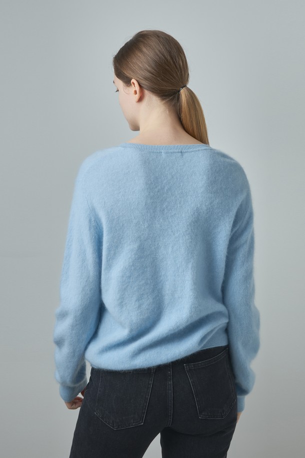 파우더 블루 색상의 Two way 캐시미어 가디건입니다. 부드러운 촉감의 캐시미어 소재로 제작되었으며, 라운드넥에 레귤러핏으로 편안하게 착용할 수 있습니다. 봄, 가을, 겨울 세 계절 모두 활용 가능하며, 미니멀하고 베이직한 스타일을 연출하기 좋습니다. 투웨이 스타일과 버튼다운 디자인으로 다양한 연출이 가능하며, 긴 소매와 두꺼운 두께감으로 따뜻함을 더했습니다.
