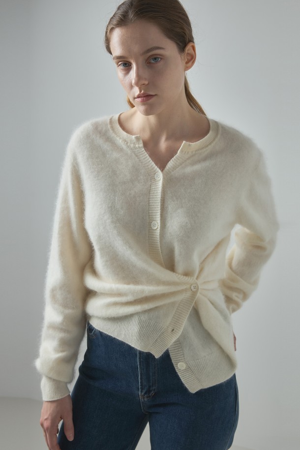 아이보리 컬러의 투웨이 캐시미어 가디건입니다. 부드러운 촉감의 캐시미어 소재로 제작되었으며, 가을과 겨울에 따뜻하게 착용하기 좋습니다. 베이직하고 미니멀한 스타일로, 라운드넥과 레귤러핏 디자인입니다. 긴 소매 기장과 두꺼운 두께감으로 포근함을 더하며, 버튼 여밈 방식과 투웨이 스타일로 다양한 연출이 가능합니다. 클래식하고 미니멀한 분위기를 연출하기에 좋은 아이템입니다.
