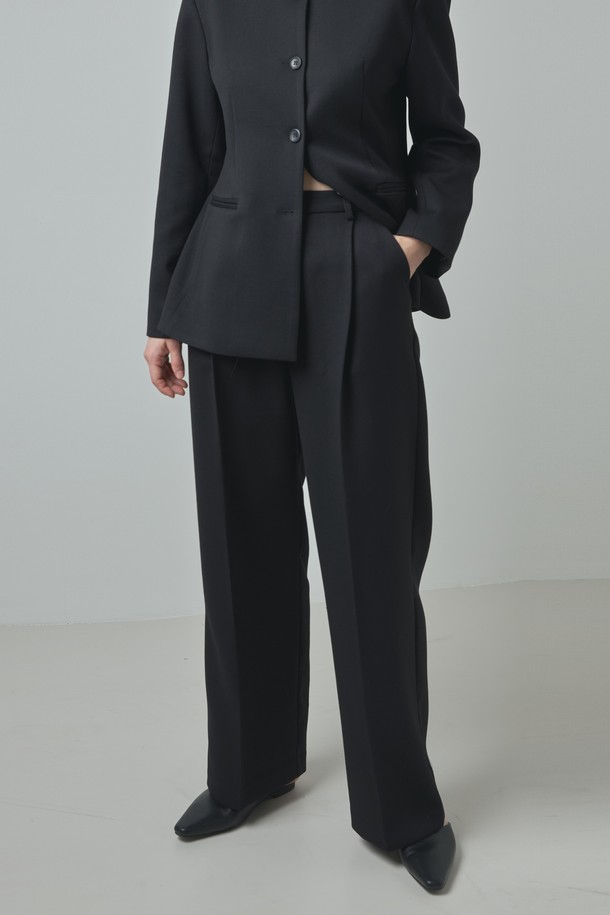 Formal Pants_Black은 미니멀하고 시크한 스타일의 포멀 팬츠입니다. 블랙 컬러에 슬림핏으로 떨어지는 긴 기장의 바지로, 오피스룩, 비즈니스 캐주얼, 출근룩 등 다양한 TPO에 활용하기 좋습니다. 부드러운 촉감의 폴리에스터, 레이온, 텐셀, 울 혼방 소재로 제작되어 사계절 내내 편안하게 착용할 수 있습니다. 엘롱게이티드 실루엣으로 세련된 핏을 연출하며, 무지 디자인으로 어떤 상의에도 잘 어울립니다.
