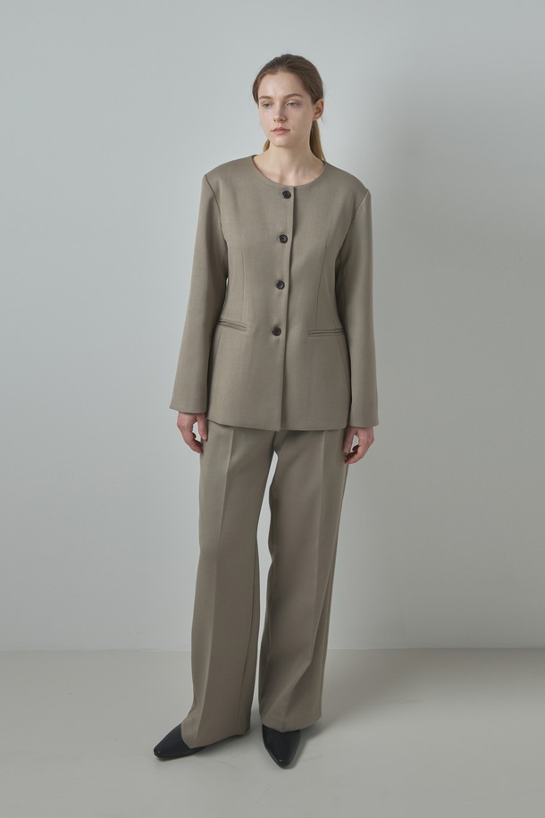 베이지 색상의 포멀 팬츠는 여성 고객을 위한 세련된 아이템입니다. 일상과 포멀한 자리 모두에 잘 어울리는 활용도 높은 디자인으로, 봄, 가을에 입기 좋습니다. 폴리에스테르, 레이온, 텐셀, 울 등 부드러운 촉감의 고급 소재를 사용하여 편안한 착용감을 선사합니다. 와이드 핏과 루즈핏으로 편안하면서도 모던하고 포멀한 스타일을 연출하며, 오피스룩, 비즈니스 캐주얼, 모임룩 등 다양한 TPO에 적합합니다. 세련된 텍스처와 엘롱게이티드 실루엣이 특징인 클래식, 미니멀, 시크 스타일의 팬츠입니다.
