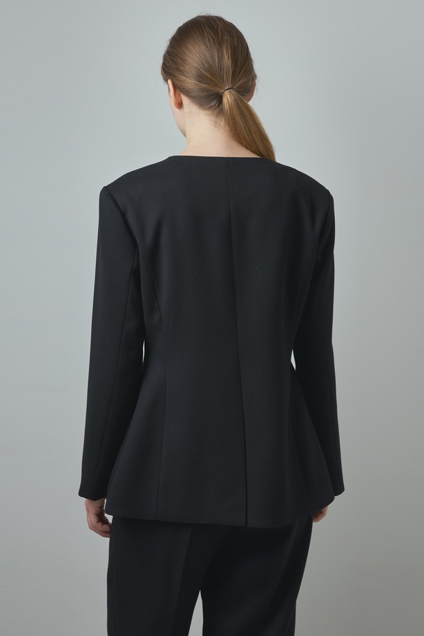 포멀 라인 재킷_블랙은 여성용 자켓으로, 미니멀하고 클래식한 스타일을 추구하는 분들을 위한 제품입니다. 울, 폴리에스테르, 레이온, 텐셀 등 다양한 소재를 혼방하여 부드러운 촉감과 중간 두께감으로 봄, 가을에 적합합니다. 라운드넥 디자인에 웨이스트 라인 실루엣으로 세련된 핏을 연출하며, 레귤러핏과 버튼 여밈 방식으로 편안함을 더했습니다. 오피스룩, 출근룩, 모임룩 등 다양한 TPO에 활용 가능하며, 시크한 매력을 뽐낼 수 있습니다. 긴 소매 크롭 기장의 블랙 자켓으로, 어떤 옷에도 쉽게 매치하여 스타일리시함을 완성해보세요.
