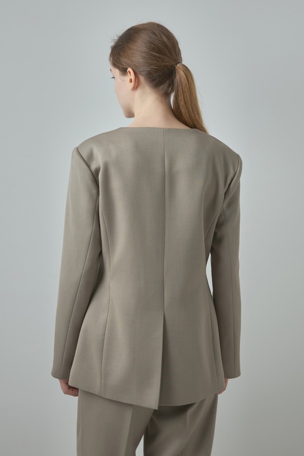 포멀 라인 재킷_베이지는 여성용 자켓으로, 미니멀하고 클래식한 스타일을 추구하는 분들을 위한 제품입니다. 봄, 가을 계절에 적합하며, 부드러운 촉감과 중간 두께감으로 편안하게 착용할 수 있습니다. 크롭 기장의 레귤러핏으로, 무지 패턴과 버튼 여밈 방식을 갖춘 포멀 재킷입니다. 오피스룩, 출근룩, 모임룩 등 다양한 TPO에 활용 가능하며, 폴리에스테르, 레이온, 텐셀, 울 등의 혼용 소재로 제작되었습니다. 클린한 실루엣과 미니멀한 디자인이 특징인 긴소매 자켓입니다.
