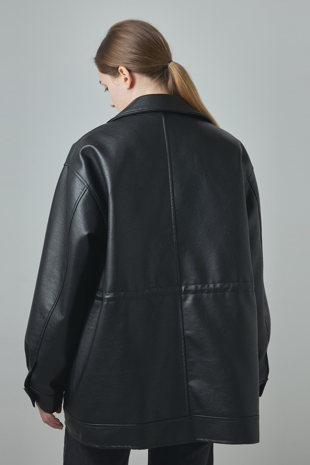 블랙 컬러의 여성용 레더 재킷입니다. 봄, 가을에 착용하기 좋은 얇은 두께의 크롭 기장으로, 캐주얼, 베이직한 스타일을 연출할 수 있습니다. 부드러운 폴리우레탄 소재로 제작되었으며, 긴 소매와 버튼 여밈 방식, 포켓 디테일이 특징입니다. 데이트룩, 쇼핑룩에 매치하여 캐주얼, 미니멀, 클래식한 스타일을 완성해보세요. 루즈핏으로 편안하게 착용 가능합니다.
