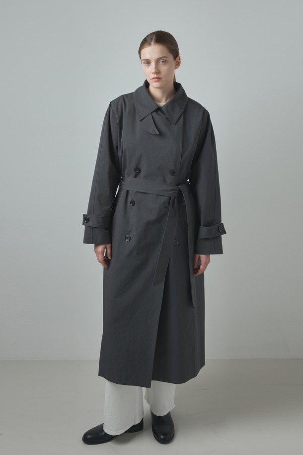 **에센셜 트렌치_다크 그레이**는 여성스러운 실루엣을 연출하는 롱 기장의 오버핏 트렌치코트입니다. 면과 폴리에스테르 혼방 소재로 제작되어 편안한 착용감을 선사하며, 봄, 가을 시즌에 적합합니다. 다크 그레이 컬러와 무지 디자인이 어우러져 클래식하고 세련된 스타일을 완성합니다. 버튼 여밈 방식으로 간편하게 착용 가능하며, 긴 소매 기장으로 다양한 스타일링에 활용할 수 있습니다. 출근룩, 오피스룩, 모임룩 등 TPO에 구애받지 않고 미니멀하고 시크한 스타일을 연출해보세요.
