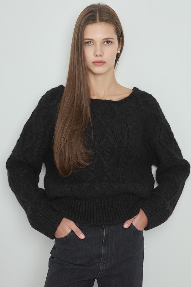 알파카 케이블 니트_블랙은 여성스러운 실루엣을 연출하는 겨울용 니트 스웨터입니다. 울, 알파카, 아크릴, 나일론 혼방 소재로 제작되어 부드러운 촉감을 선사하며, 두꺼운 두께감으로 따뜻하게 착용할 수 있습니다. 베이직한 스타일의 라운드넥 디자인에, 래글런 소매와 케이블 패턴이 돋보이는 레귤러핏 긴소매 니트입니다. FREE 사이즈로 제작되어 편안하게 착용 가능하며, 클래식, 미니멀, 걸리시 스타일을 즐겨 입는 분들께 추천합니다.
