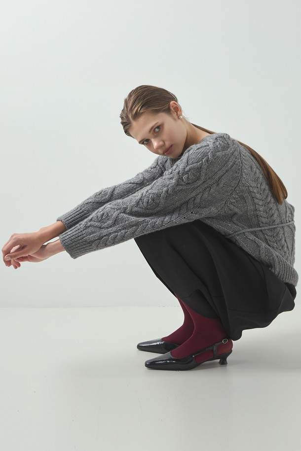 알파카 케이블 니트_그레이는 여성 의류 상의, 니트/스웨터 카테고리에 속하는 제품입니다. 가을과 겨울에 어울리는 두꺼운 두께감의 긴소매 라운드넥 스타일로, 베이직하고 캐주얼한 무드를 연출합니다. 울 소재와 알파카 소재 혼방으로 제작되어 부드러운 촉감을 선사하며, 레귤러핏으로 편안하게 착용 가능합니다. 출근룩과 모임룩은 물론 캐주얼, 클래식, 미니멀 스타일 모두 소화 가능한 활용도 높은 아이템입니다. 케이블 패턴이 돋보이는 디자인으로, 데일리룩에 포인트가 되어줍니다.
