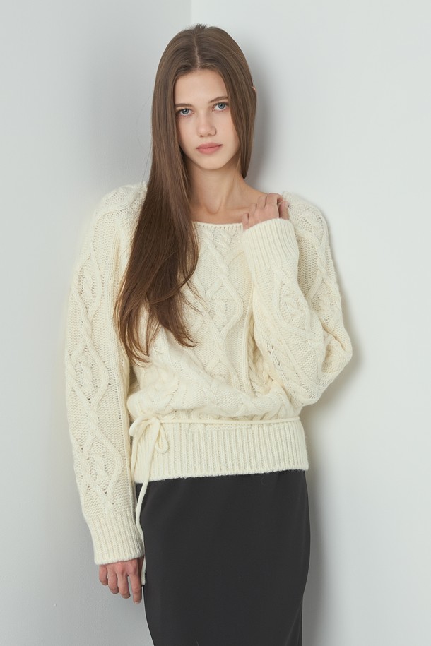아이보리 컬러의 Alpaca Cable Knit(알파카 케이블 니트)는 여성용 니트/스웨터입니다. 울 소재로 제작되어 부드러운 촉감을 선사하며, 가을과 겨울에 따뜻하게 착용할 수 있습니다. 레귤러 핏과 라운드넥 디자인으로 베이직하고 클래식한 분위기를 연출하며, 케이블 니트 패턴과 리브 디테일이 특징입니다. 출근룩, 모임룩, 데이트룩 등 다양한 TPO에 활용 가능하며, 클래식, 미니멀, 캐주얼 스타일을 즐겨 입는 분들께 추천합니다. 두꺼운 두께감으로 포근함을 더했습니다.

