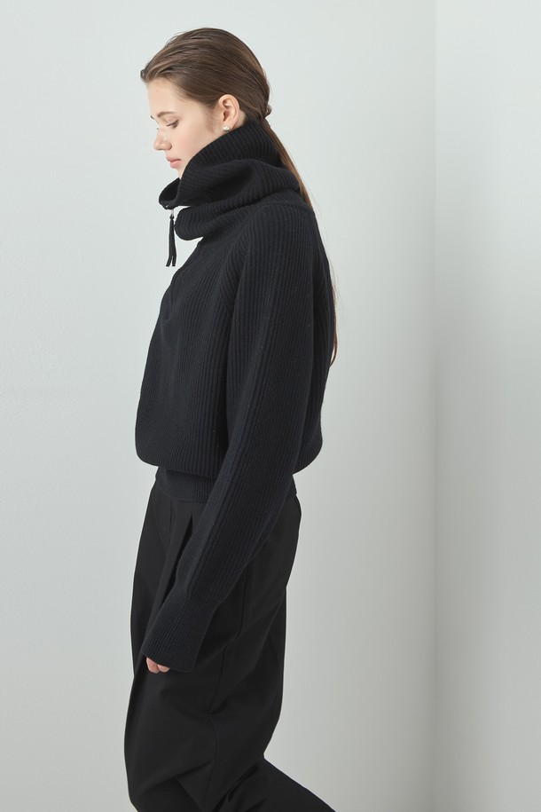 울 데이 니트_블랙은 여성용 상의 니트/스웨터입니다. 가을, 겨울 시즌에 어울리는 두꺼운 두께감의 하이넥 디자인 터틀넥으로, 래글런 소매와 하프 집업 디자인이 특징입니다. 블랙, 버터, 모카 세 가지 색상으로 출시되었으며, 레귤러핏과 긴소매 기장으로 베이직하면서도 미니멀한 스타일을 연출합니다. 울, 나일론, 폴리에스테르 혼방 소재로 제작되어 부드러운 촉감을 선사하며, 일상복으로 활용하기 좋습니다.
