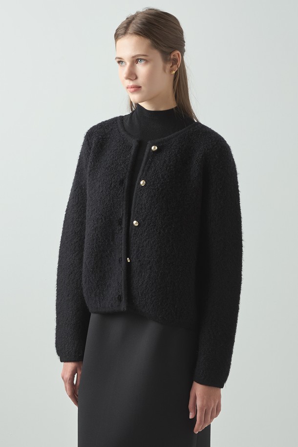 블랙 컬러의 트위드 카디건입니다. 울 소재와 트위드 소재의 조합으로 가을, 겨울 시즌에 적합하며, 두꺼운 두께감으로 따뜻하게 착용할 수 있습니다. 하이넥 디자인과 긴 소매, 레귤러 핏으로 미니멀하고 베이직한 스타일을 연출합니다. 뻣뻣한 촉감과 버튼 디테일, 크롭 실루엣이 특징이며, 오피스룩, 모임룩, 연말 모임룩 등 다양한 TPO에 활용 가능합니다. 클래식, 미니멀, 시크 스타일을 즐겨 입는 여성분들께 추천합니다.
