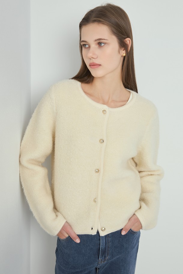 아이보리 컬러의 트위드 카디건입니다. 여성 의류로, 가을과 겨울에 어울리는 두꺼운 두께감의 긴소매 니트 카디건입니다. 라운드넥 디자인에 레귤러핏으로 제작되었으며, 베이직하고 클래식한 스타일을 연출합니다. 부드러운 촉감의 트위드 소재로 제작되어 오피스룩, 모임룩, 데이트룩 등 다양한 TPO에 활용 가능합니다. 버튼 여밈 방식의 무지 패턴으로 미니멀한 디자인을 선호하는 분들께 추천합니다.
