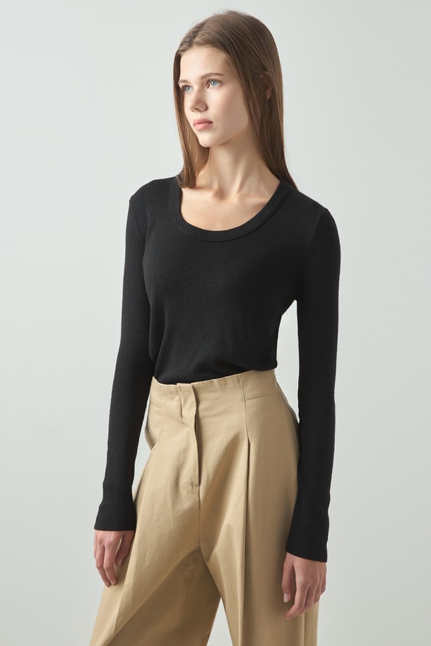 베이직 니트_블랙은 여성스러운 스타일을 연출하는 데 적합한 상의입니다. 부드러운 울 소재로 제작되어 봄, 가을, 겨울 세 계절 모두 활용 가능하며, 레귤러 핏과 라운드넥 디자인으로 편안한 착용감을 선사합니다. 무지 패턴의 블랙 컬러는 어떤 옷에도 잘 어울려 이너웨어로도 활용도가 높습니다. 오피스룩, 출근룩, 모임룩 등 다양한 TPO에 클래식, 미니멀, 시크한 스타일을 더해 세련된 룩을 완성해보세요. 정교한 넥라인 디테일과 긴 소매 기장이 특징인 레귤러핏 니트입니다.
