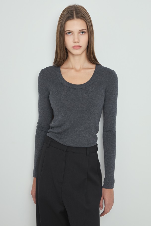 차콜 색상의 베이직 니트입니다. 여성 의류로, 가을과 겨울에 착용하기 좋은 긴 소매 기장의 슬림핏 라운드넥 니트입니다. 얇은 두께감과 부드러운 촉감의 니트 소재로 제작되어 편안한 착용감을 선사합니다. 미니멀하고 심플한 디자인으로 다양한 스타일 연출에 활용할 수 있습니다. 일상복으로 활용하기 좋은 기본 디자인의 니트입니다.

